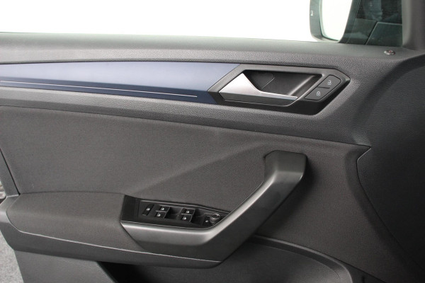Volkswagen T-Roc 1.5 TSI 150pk DSG R-Line United Navigatie Climate Control Digitale Cockpit Full Led DAB Trekhaak Lichtmetalen Velgen 19"