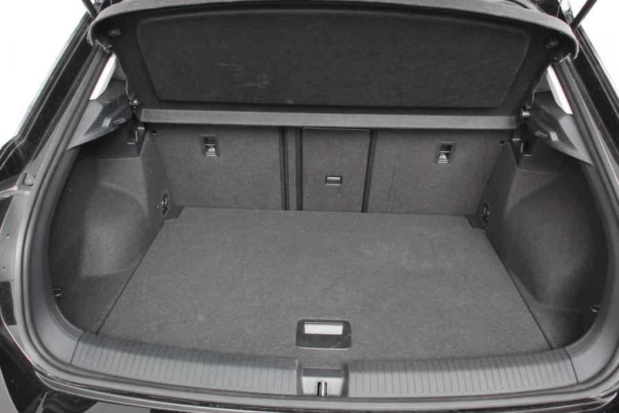Volkswagen T-Roc 1.5 TSI 150pk DSG R-Line United Navigatie Climate Control Digitale Cockpit Full Led DAB Trekhaak Lichtmetalen Velgen 19"