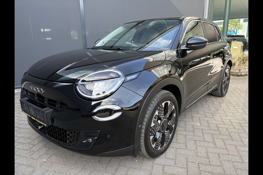 Fiat 600E La prima 54 Kwh Achteruitrijcamera - Apple carplay - Navigatie - Cruise control - Stoelverwarming - Climate control - Parkeersensoren - Lederen bekleding - Bluetooth - Licht metalen velgen 18 inch - Mistlamp - Draadloze telefoonoplader - Stuurwiel multifunctioneel - Radio - Ramen elektrisch - Airco - Voorstoelen met massagefunctie - Start/stop systeem - Dakspoiler - Donker getint glas achter - Le