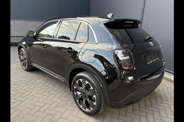 Fiat 600E La prima 54 Kwh Achteruitrijcamera - Apple carplay - Navigatie - Cruise control - Stoelverwarming - Climate control - Parkeersensoren - Lederen bekleding - Bluetooth - Licht metalen velgen 18 inch - Mistlamp - Draadloze telefoonoplader - Stuurwiel multifunctioneel - Radio - Ramen elektrisch - Airco - Voorstoelen met massagefunctie - Start/stop systeem - Dakspoiler - Donker getint glas achter - Le