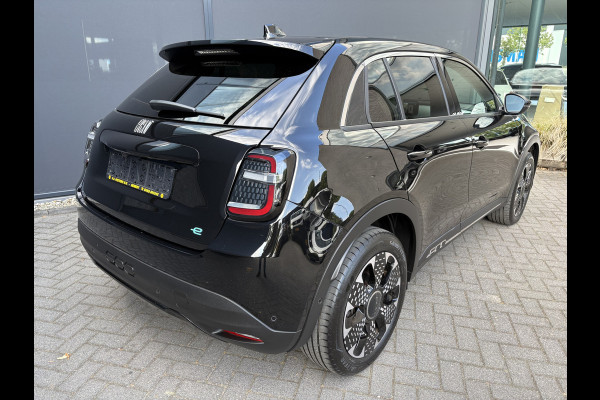 Fiat 600E La prima 54 Kwh Achteruitrijcamera - Apple carplay - Navigatie - Cruise control - Stoelverwarming - Climate control - Parkeersensoren - Lederen bekleding - Bluetooth - Licht metalen velgen 18 inch - Mistlamp - Draadloze telefoonoplader - Stuurwiel multifunctioneel - Radio - Ramen elektrisch - Airco - Voorstoelen met massagefunctie - Start/stop systeem - Dakspoiler - Donker getint glas achter - Le