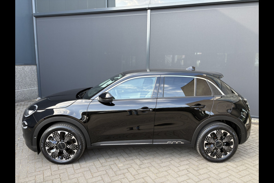 Fiat 600E La prima 54 Kwh Achteruitrijcamera - Apple carplay - Navigatie - Cruise control - Stoelverwarming - Climate control - Parkeersensoren - Lederen bekleding - Bluetooth - Licht metalen velgen 18 inch - Mistlamp - Draadloze telefoonoplader - Stuurwiel multifunctioneel - Radio - Ramen elektrisch - Airco - Voorstoelen met massagefunctie - Start/stop systeem - Dakspoiler - Donker getint glas achter - Le