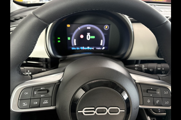 Fiat 600E La prima 54 Kwh Achteruitrijcamera - Apple carplay - Navigatie - Cruise control - Stoelverwarming - Climate control - Parkeersensoren - Lederen bekleding - Bluetooth - Licht metalen velgen 18 inch - Mistlamp - Draadloze telefoonoplader - Stuurwiel multifunctioneel - Radio - Ramen elektrisch - Airco - Voorstoelen met massagefunctie - Start/stop systeem - Dakspoiler - Donker getint glas achter - Le