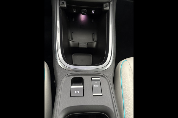 Fiat 600E La prima 54 Kwh Achteruitrijcamera - Apple carplay - Navigatie - Cruise control - Stoelverwarming - Climate control - Parkeersensoren - Lederen bekleding - Bluetooth - Licht metalen velgen 18 inch - Mistlamp - Draadloze telefoonoplader - Stuurwiel multifunctioneel - Radio - Ramen elektrisch - Airco - Voorstoelen met massagefunctie - Start/stop systeem - Dakspoiler - Donker getint glas achter - Le