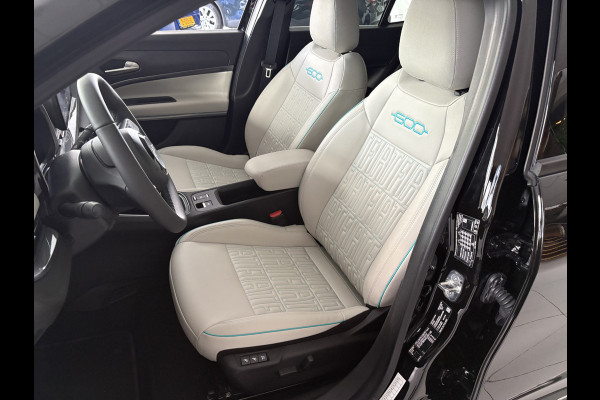Fiat 600E La prima 54 Kwh Achteruitrijcamera - Apple carplay - Navigatie - Cruise control - Stoelverwarming - Climate control - Parkeersensoren - Lederen bekleding - Bluetooth - Licht metalen velgen 18 inch - Mistlamp - Draadloze telefoonoplader - Stuurwiel multifunctioneel - Radio - Ramen elektrisch - Airco - Voorstoelen met massagefunctie - Start/stop systeem - Dakspoiler - Donker getint glas achter - Le