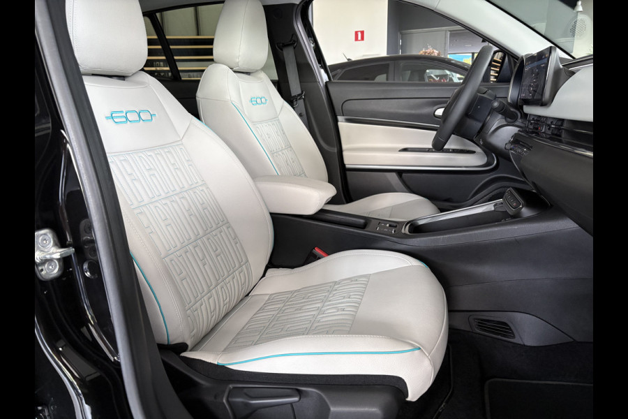Fiat 600E La prima 54 Kwh Achteruitrijcamera - Apple carplay - Navigatie - Cruise control - Stoelverwarming - Climate control - Parkeersensoren - Lederen bekleding - Bluetooth - Licht metalen velgen 18 inch - Mistlamp - Draadloze telefoonoplader - Stuurwiel multifunctioneel - Radio - Ramen elektrisch - Airco - Voorstoelen met massagefunctie - Start/stop systeem - Dakspoiler - Donker getint glas achter - Le