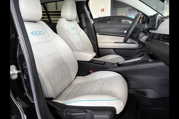 Fiat 600E La prima 54 Kwh Achteruitrijcamera - Apple carplay - Navigatie - Cruise control - Stoelverwarming - Climate control - Parkeersensoren - Lederen bekleding - Bluetooth - Licht metalen velgen 18 inch - Mistlamp - Draadloze telefoonoplader - Stuurwiel multifunctioneel - Radio - Ramen elektrisch - Airco - Voorstoelen met massagefunctie - Start/stop systeem - Dakspoiler - Donker getint glas achter - Le
