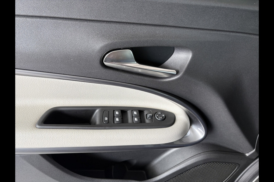 Fiat 600E La prima 54 Kwh Achteruitrijcamera - Apple carplay - Navigatie - Cruise control - Stoelverwarming - Climate control - Parkeersensoren - Lederen bekleding - Bluetooth - Licht metalen velgen 18 inch - Mistlamp - Draadloze telefoonoplader - Stuurwiel multifunctioneel - Radio - Ramen elektrisch - Airco - Voorstoelen met massagefunctie - Start/stop systeem - Dakspoiler - Donker getint glas achter - Le