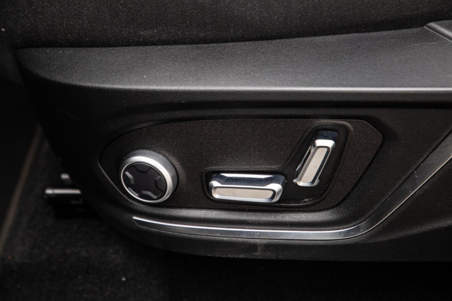 Lynk & Co 01 1.5 BLACK LINE / PANORAMA DAK / 360 CAMERA / CARPLAY / STOELVERWARMING