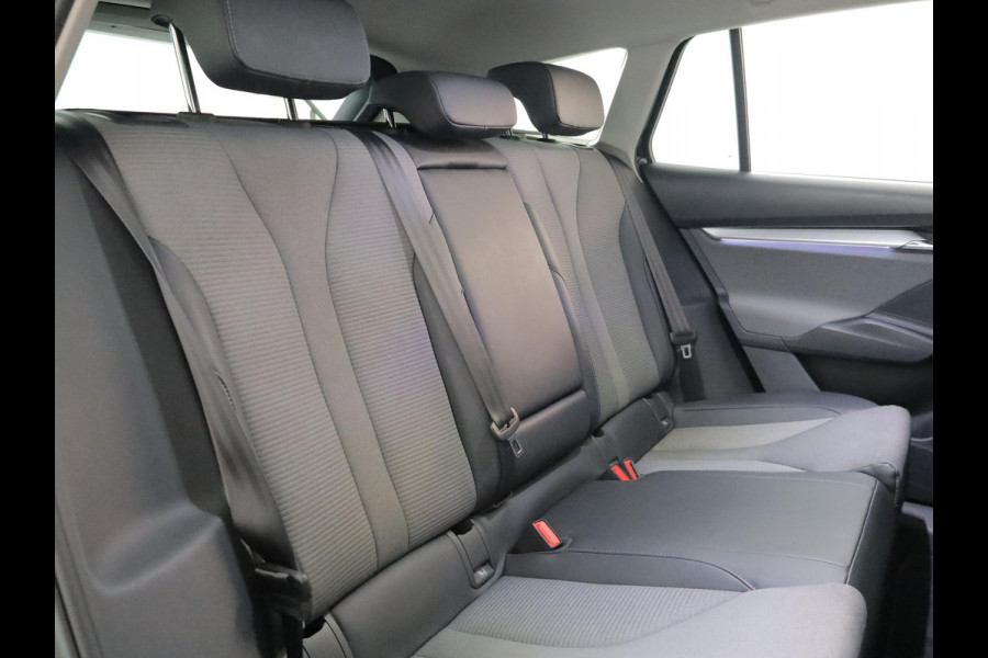 Škoda ENYAQ iV 60 180 pk | SOH 93,02% | Navigatie | Parkeersensoren | Achteruitrijcamera | Matrix LED koplampen | Autom. airco (3 zones) | Keyless |