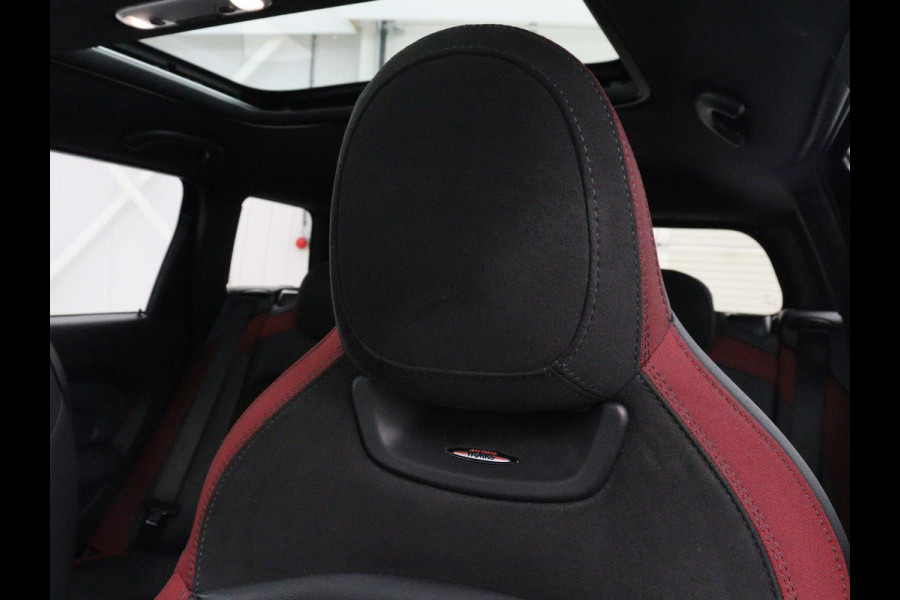MINI Clubman 2.0 John Cooper Works ALL4 Chili Panoramadak | Head-up | Navigatie | Cruise control | Carplay | Climate control | Achteruitrij camera | Stoelverwarming | DAB radio