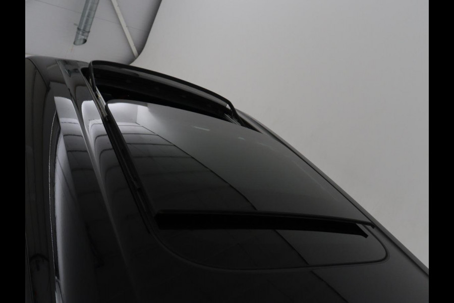MINI Clubman 2.0 John Cooper Works ALL4 Chili Panoramadak | Head-up | Navigatie | Cruise control | Carplay | Climate control | Achteruitrij camera | Stoelverwarming | DAB radio