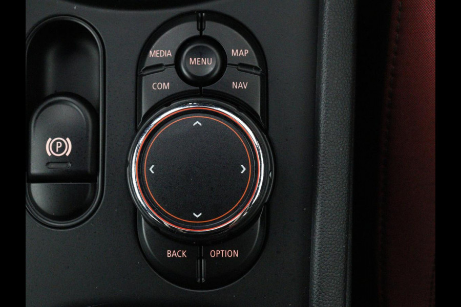 MINI Clubman 2.0 John Cooper Works ALL4 Chili Panoramadak | Head-up | Navigatie | Cruise control | Carplay | Climate control | Achteruitrij camera | Stoelverwarming | DAB radio