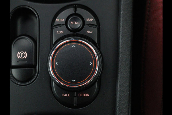 MINI Clubman 2.0 John Cooper Works ALL4 Chili Panoramadak | Head-up | Navigatie | Cruise control | Carplay | Climate control | Achteruitrij camera | Stoelverwarming | DAB radio