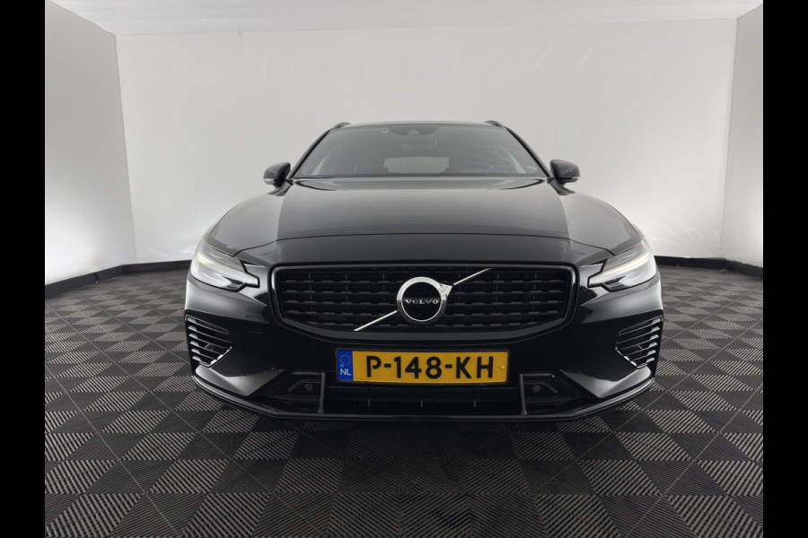 Volvo V60 2.0 T8 Recharge AWD R-Design Black-Line {SoH-99%} (Plug-in) (INCL-BTW) Aut. *LEATHER-FABRIC | FULL-LED | MEMORY-PACK | HARMAN/KARDON | DIGI-COCKPIT | HEATED-SPORTSEATS | KEYLESS | DAB+ | NAVI-FULLMAP | PDC | CRUISE | HEAD-UP | TOWBAR | 19''