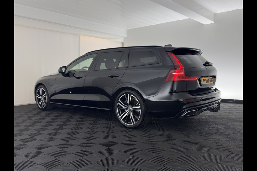 Volvo V60 2.0 T8 Recharge AWD R-Design Black-Line {SoH-99%} (Plug-in) (INCL-BTW) Aut. *LEATHER-FABRIC | FULL-LED | MEMORY-PACK | HARMAN/KARDON | DIGI-COCKPIT | HEATED-SPORTSEATS | KEYLESS | DAB+ | NAVI-FULLMAP | PDC | CRUISE | HEAD-UP | TOWBAR | 19''