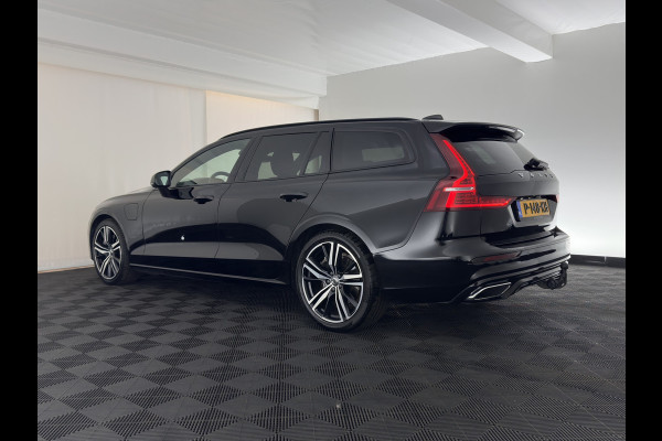 Volvo V60 2.0 T8 Recharge AWD R-Design Black-Line {SoH-99%} (Plug-in) (INCL-BTW) Aut. *LEATHER-FABRIC | FULL-LED | MEMORY-PACK | HARMAN/KARDON | DIGI-COCKPIT | HEATED-SPORTSEATS | KEYLESS | DAB+ | NAVI-FULLMAP | PDC | CRUISE | HEAD-UP | TOWBAR | 19''