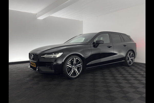 Volvo V60 2.0 T8 Recharge AWD R-Design Black-Line {SoH-99%} (Plug-in) (INCL-BTW) Aut. *LEATHER-FABRIC | FULL-LED | MEMORY-PACK | HARMAN/KARDON | DIGI-COCKPIT | HEATED-SPORTSEATS | KEYLESS | DAB+ | NAVI-FULLMAP | PDC | CRUISE | HEAD-UP | TOWBAR | 19''