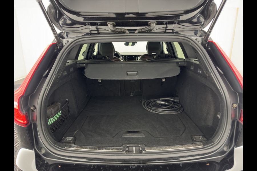 Volvo V60 2.0 T8 Recharge AWD R-Design Black-Line {SoH-99%} (Plug-in) (INCL-BTW) Aut. *LEATHER-FABRIC | FULL-LED | MEMORY-PACK | HARMAN/KARDON | DIGI-COCKPIT | HEATED-SPORTSEATS | KEYLESS | DAB+ | NAVI-FULLMAP | PDC | CRUISE | HEAD-UP | TOWBAR | 19''