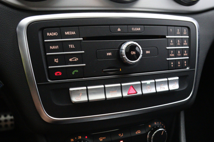 Mercedes-Benz CLA-Klasse 180 Automaat 123 PK AMG-Line Business Solution, Panoramadak, Stoelverwarming, Camera