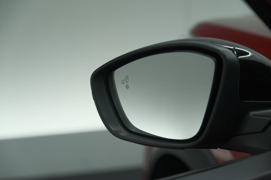 Peugeot 2008 PureTech 130 EAT8 Allure | 360 Camera | Allseason Banden | Adaptieve Cruise Control