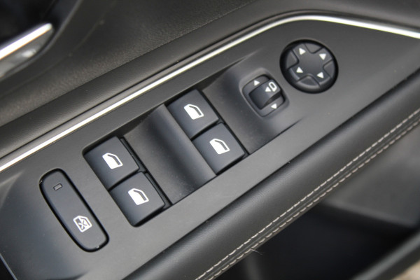 Peugeot 3008 1.6-165pk e-THP Allure AUTOMAAT ! Trekgewicht 1.550kg ! Autm. airco dual, camera, digitaal dashboard, navigatie, telefoonvoorb., trekhaak, LM wielen, metallic lak, privacy glass, cruise cntrl, elektr. achterklep etc.