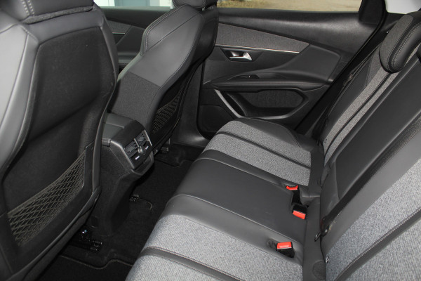 Peugeot 3008 1.6-165pk e-THP Allure AUTOMAAT ! Trekgewicht 1.550kg ! Autm. airco dual, camera, digitaal dashboard, navigatie, telefoonvoorb., trekhaak, LM wielen, metallic lak, privacy glass, cruise cntrl, elektr. achterklep etc.