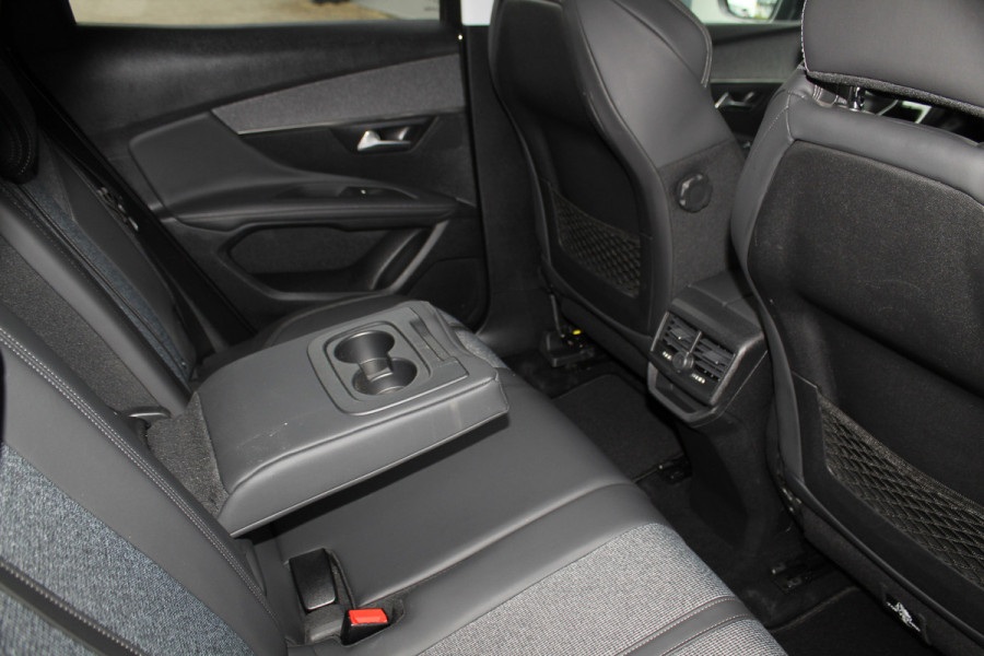 Peugeot 3008 1.6-165pk e-THP Allure AUTOMAAT ! Trekgewicht 1.550kg ! Autm. airco dual, camera, digitaal dashboard, navigatie, telefoonvoorb., trekhaak, LM wielen, metallic lak, privacy glass, cruise cntrl, elektr. achterklep etc.