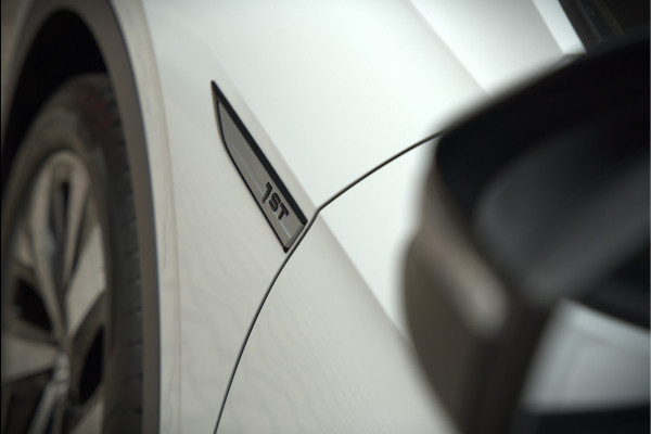 Volkswagen ID.4 First 77 kWh | Stoelverwarming | Stuurverwarming | Adaptive Cruise Control | Navigatie | Apple Carplay | Keyless | Camera | Parkeersensoren | NAP | BTW | Dealer Onderhouden | SOH 93,7%