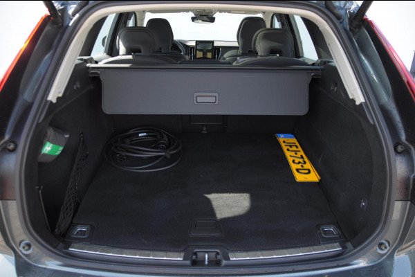 Volvo XC60 T6 350PK Automaat AWD Plus Dark / Trekhaak / BLIS / Adaptieve cruise control / Panoramadak / Apple carplay / Parkeersensoren met camera / Elektrische achterklep / Elektrische stoelen met geheugen / Stoel en stuurwielverwarming