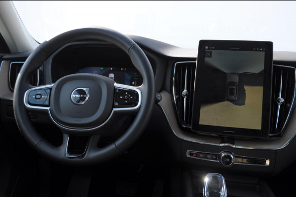 Volvo XC60 T6 350PK Automaat AWD Plus Dark / Trekhaak / BLIS / Adaptieve cruise control / Panoramadak / Apple carplay / Parkeersensoren met camera / Elektrische achterklep / Elektrische stoelen met geheugen / Stoel en stuurwielverwarming