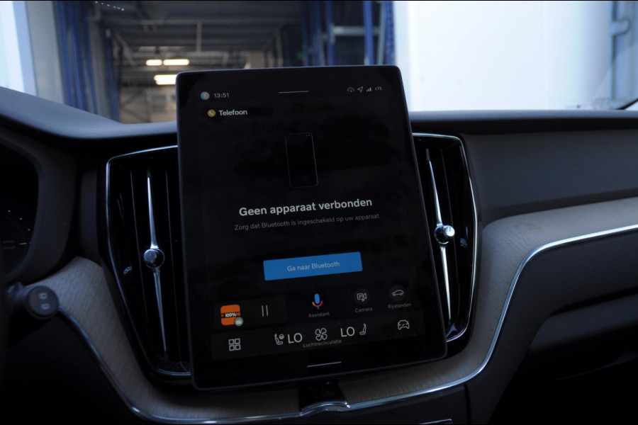 Volvo XC60 T6 350PK Automaat AWD Plus Dark / Trekhaak / BLIS / Adaptieve cruise control / Panoramadak / Apple carplay / Parkeersensoren met camera / Elektrische achterklep / Elektrische stoelen met geheugen / Stoel en stuurwielverwarming