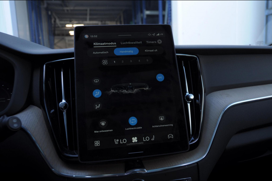 Volvo XC60 T6 350PK Automaat AWD Plus Dark / Trekhaak / BLIS / Adaptieve cruise control / Panoramadak / Apple carplay / Parkeersensoren met camera / Elektrische achterklep / Elektrische stoelen met geheugen / Stoel en stuurwielverwarming