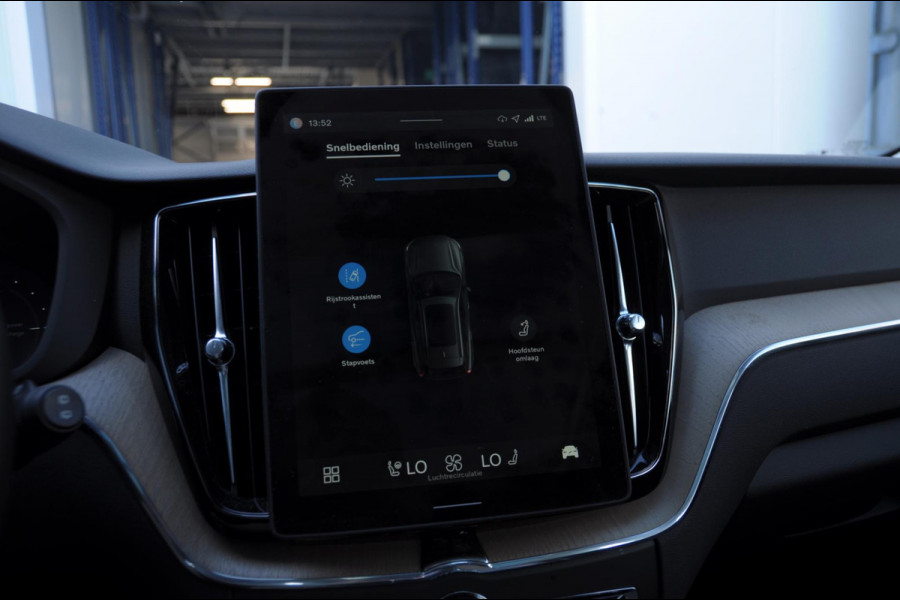 Volvo XC60 T6 350PK Automaat AWD Plus Dark / Trekhaak / BLIS / Adaptieve cruise control / Panoramadak / Apple carplay / Parkeersensoren met camera / Elektrische achterklep / Elektrische stoelen met geheugen / Stoel en stuurwielverwarming
