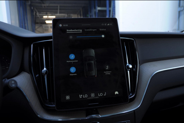 Volvo XC60 T6 350PK Automaat AWD Plus Dark / Trekhaak / BLIS / Adaptieve cruise control / Panoramadak / Apple carplay / Parkeersensoren met camera / Elektrische achterklep / Elektrische stoelen met geheugen / Stoel en stuurwielverwarming
