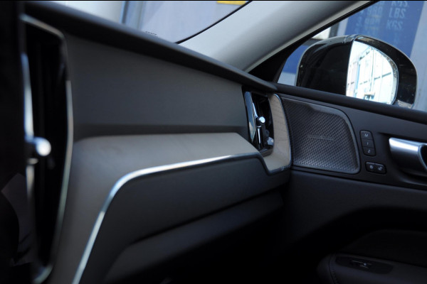 Volvo XC60 T6 350PK Automaat AWD Plus Dark / Trekhaak / BLIS / Adaptieve cruise control / Panoramadak / Apple carplay / Parkeersensoren met camera / Elektrische achterklep / Elektrische stoelen met geheugen / Stoel en stuurwielverwarming