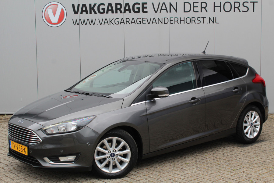 Ford Focus 1.0-125pk Titanium. Erg nette en luxe Ford Focus. Stoel-, stuur- en voorraamverw., autm. airco dual, navigatie, metallic lak, telefoonvoorb., camera, pdc v+a, dodehoek assist, AllSeason banden rondom, trekhaak, LM wielen etc.