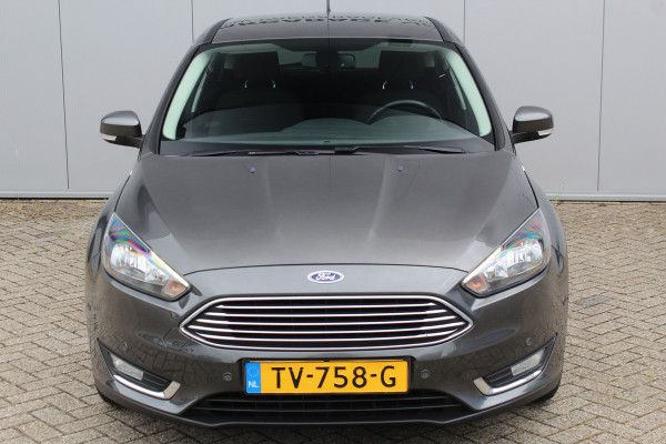 Ford Focus 1.0-125pk Titanium. Erg nette en luxe Ford Focus. Stoel-, stuur- en voorraamverw., autm. airco dual, navigatie, metallic lak, telefoonvoorb., camera, pdc v+a, dodehoek assist, AllSeason banden rondom, trekhaak, LM wielen etc.
