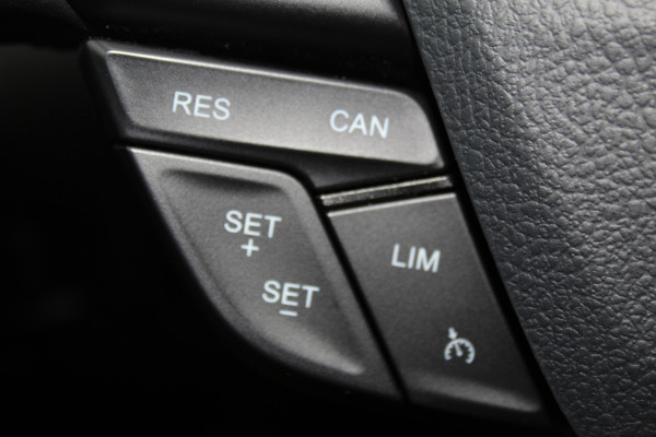 Ford Focus 1.0-125pk Titanium. Erg nette en luxe Ford Focus. Stoel-, stuur- en voorraamverw., autm. airco dual, navigatie, metallic lak, telefoonvoorb., camera, pdc v+a, dodehoek assist, AllSeason banden rondom, trekhaak, LM wielen etc.