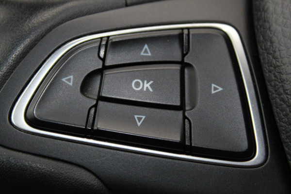 Ford Focus 1.0-125pk Titanium. Erg nette en luxe Ford Focus. Stoel-, stuur- en voorraamverw., autm. airco dual, navigatie, metallic lak, telefoonvoorb., camera, pdc v+a, dodehoek assist, AllSeason banden rondom, trekhaak, LM wielen etc.