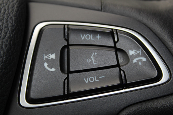 Ford Focus 1.0-125pk Titanium. Erg nette en luxe Ford Focus. Stoel-, stuur- en voorraamverw., autm. airco dual, navigatie, metallic lak, telefoonvoorb., camera, pdc v+a, dodehoek assist, AllSeason banden rondom, trekhaak, LM wielen etc.