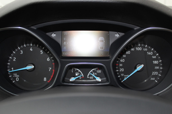 Ford Focus 1.0-125pk Titanium. Erg nette en luxe Ford Focus. Stoel-, stuur- en voorraamverw., autm. airco dual, navigatie, metallic lak, telefoonvoorb., camera, pdc v+a, dodehoek assist, AllSeason banden rondom, trekhaak, LM wielen etc.