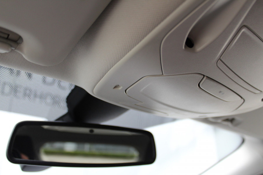 Ford Focus 1.0-125pk Titanium. Erg nette en luxe Ford Focus. Stoel-, stuur- en voorraamverw., autm. airco dual, navigatie, metallic lak, telefoonvoorb., camera, pdc v+a, dodehoek assist, AllSeason banden rondom, trekhaak, LM wielen etc.