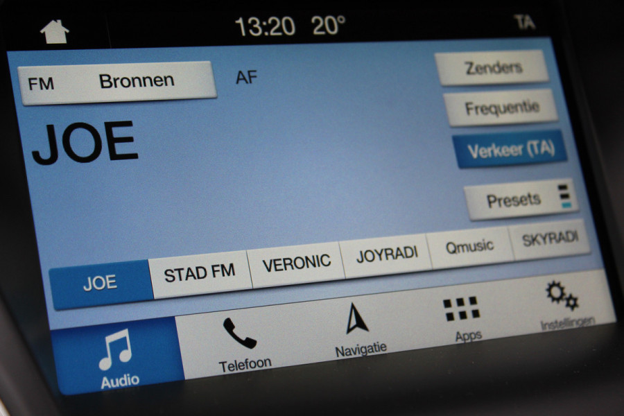 Ford Focus 1.0-125pk Titanium. Erg nette en luxe Ford Focus. Stoel-, stuur- en voorraamverw., autm. airco dual, navigatie, metallic lak, telefoonvoorb., camera, pdc v+a, dodehoek assist, AllSeason banden rondom, trekhaak, LM wielen etc.