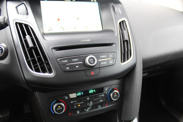 Ford Focus 1.0-125pk Titanium. Erg nette en luxe Ford Focus. Stoel-, stuur- en voorraamverw., autm. airco dual, navigatie, metallic lak, telefoonvoorb., camera, pdc v+a, dodehoek assist, AllSeason banden rondom, trekhaak, LM wielen etc.