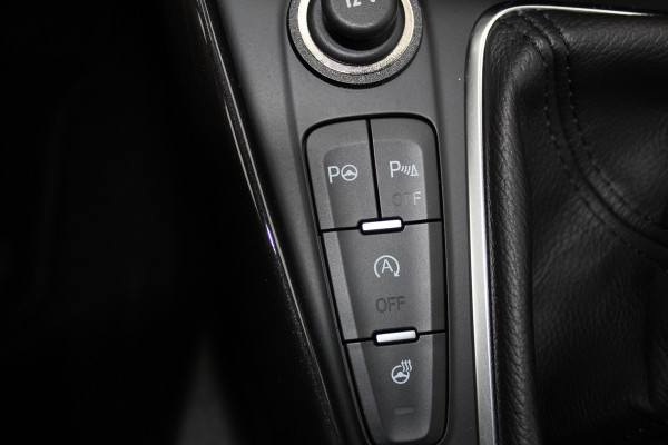Ford Focus 1.0-125pk Titanium. Erg nette en luxe Ford Focus. Stoel-, stuur- en voorraamverw., autm. airco dual, navigatie, metallic lak, telefoonvoorb., camera, pdc v+a, dodehoek assist, AllSeason banden rondom, trekhaak, LM wielen etc.