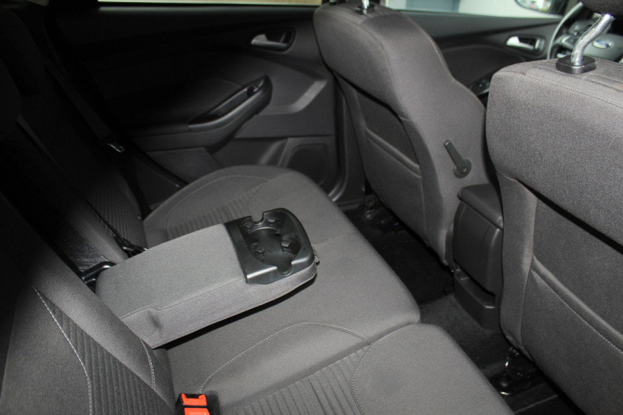 Ford Focus 1.0-125pk Titanium. Erg nette en luxe Ford Focus. Stoel-, stuur- en voorraamverw., autm. airco dual, navigatie, metallic lak, telefoonvoorb., camera, pdc v+a, dodehoek assist, AllSeason banden rondom, trekhaak, LM wielen etc.