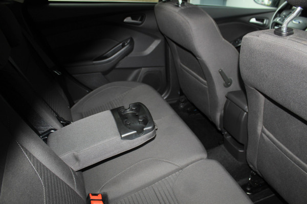 Ford Focus 1.0-125pk Titanium. Erg nette en luxe Ford Focus. Stoel-, stuur- en voorraamverw., autm. airco dual, navigatie, metallic lak, telefoonvoorb., camera, pdc v+a, dodehoek assist, AllSeason banden rondom, trekhaak, LM wielen etc.