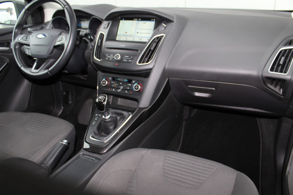 Ford Focus 1.0-125pk Titanium. Erg nette en luxe Ford Focus. Stoel-, stuur- en voorraamverw., autm. airco dual, navigatie, metallic lak, telefoonvoorb., camera, pdc v+a, dodehoek assist, AllSeason banden rondom, trekhaak, LM wielen etc.
