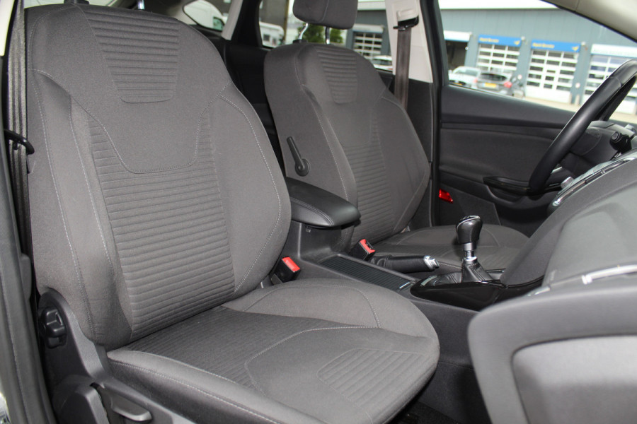 Ford Focus 1.0-125pk Titanium. Erg nette en luxe Ford Focus. Stoel-, stuur- en voorraamverw., autm. airco dual, navigatie, metallic lak, telefoonvoorb., camera, pdc v+a, dodehoek assist, AllSeason banden rondom, trekhaak, LM wielen etc.